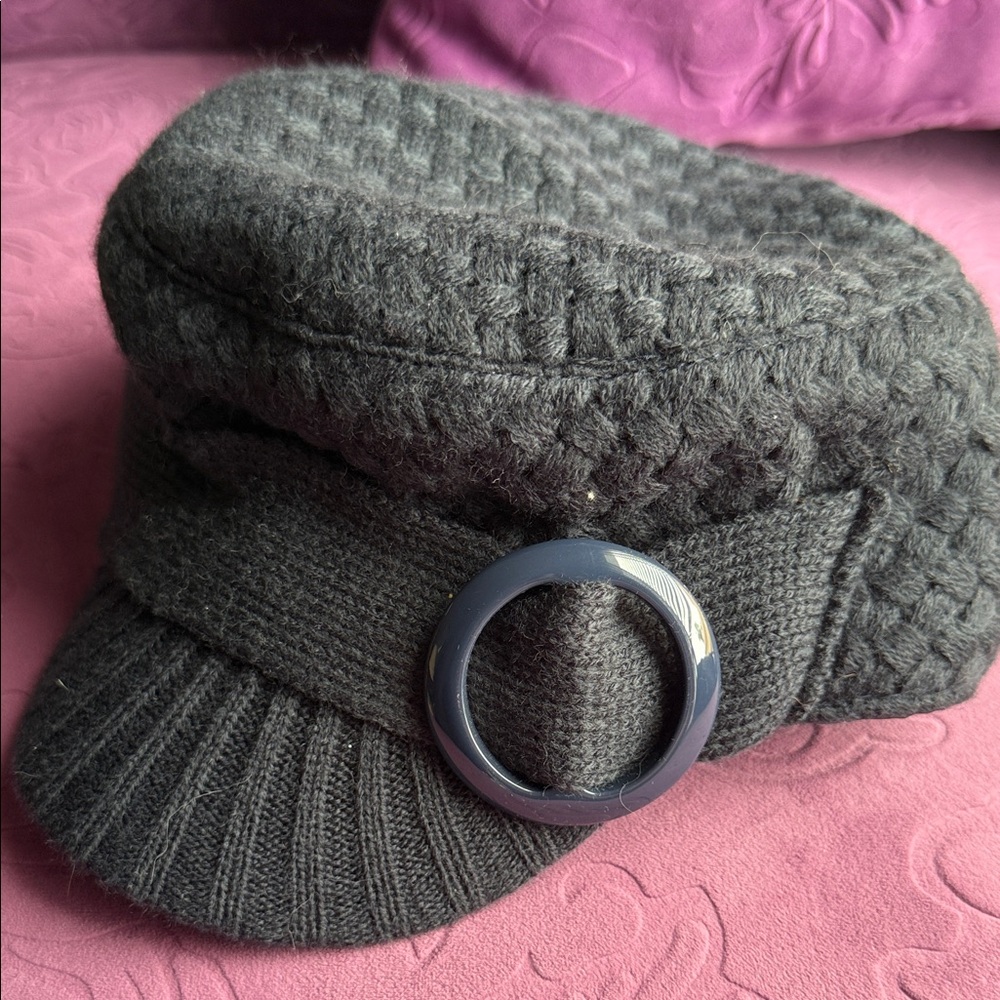 Black Knit Newsboy Cap with Decorative Ring